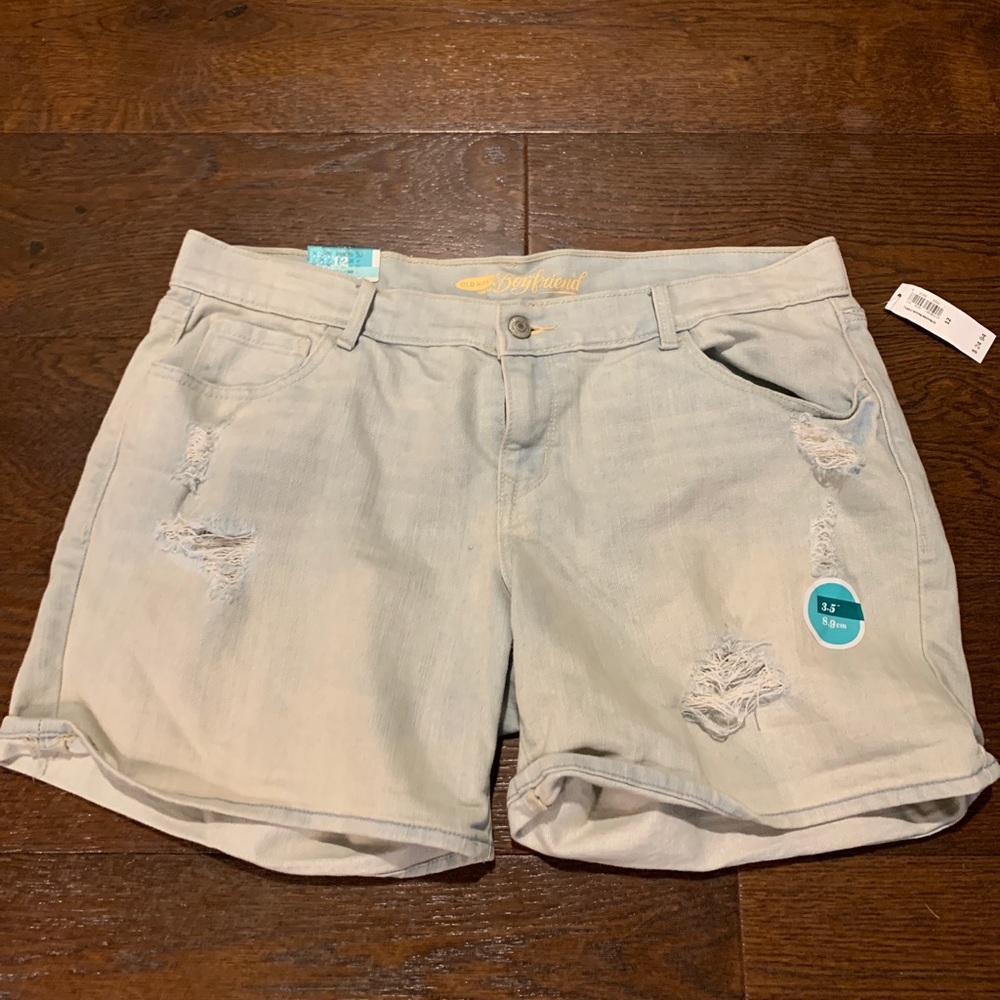 Old navy women’s shorts new with tags!!! Size 12.